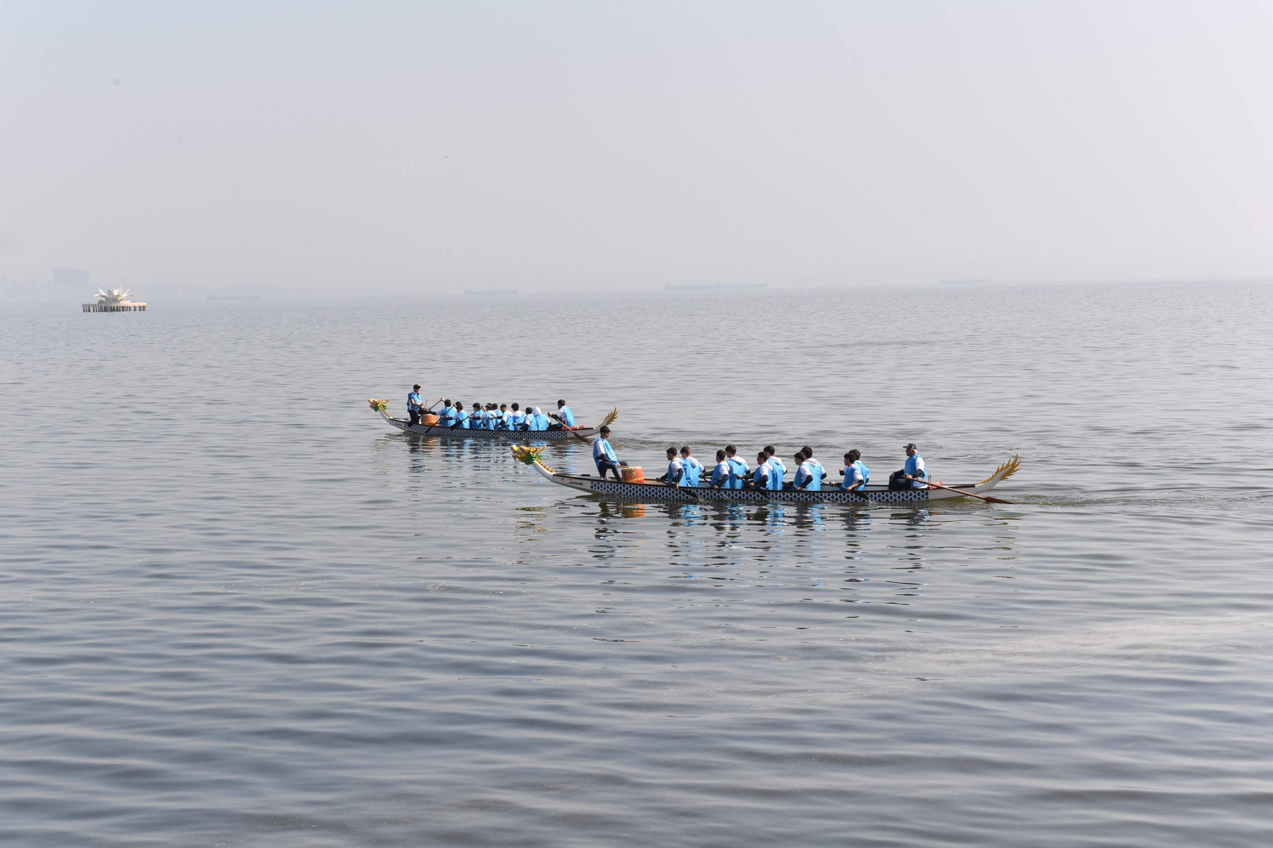 Bakıda Xəzərin suları avarçəkmə və yelkənli qayıqlarla bəzəndi (FOTO)